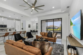 Waterfront getaway FREE heated saltwater pool!